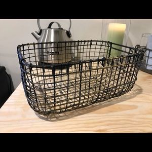 HOMEGOODS Decor Basket in black/gold. Great cond!